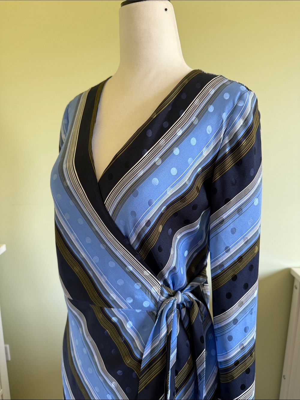 Diane Von Furstenberg 100% Silk Wrap Mini Dress Size 2 - Picture 5 of 17